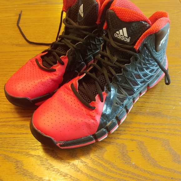 Adidas D basketball shoes - Picture 3 of 12